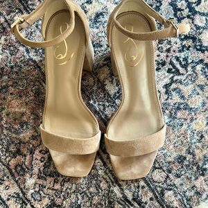 Daniella Sandal 3.5 in heel. Great neutral color.
7 wide. Padded, comfortable!